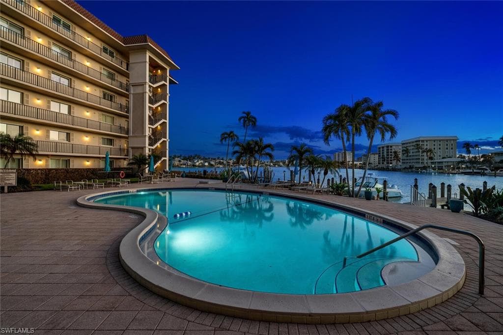 222 Harbour Dr 503, Naples, FL 34103-4