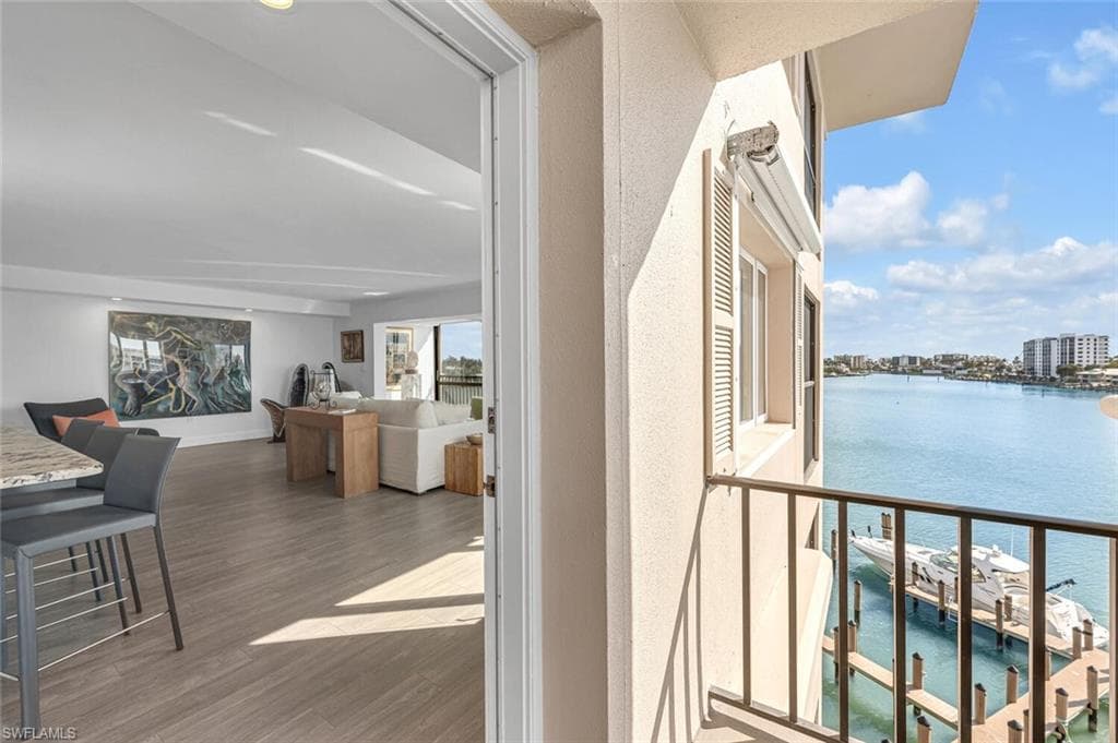 222 Harbour Dr 503, Naples, FL 34103-8