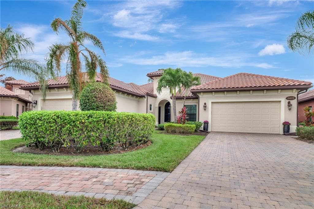 6620 Roma Way, Naples, FL 34113-3