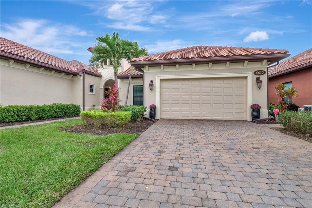 6620 Roma Way, Naples, FL 34113-4