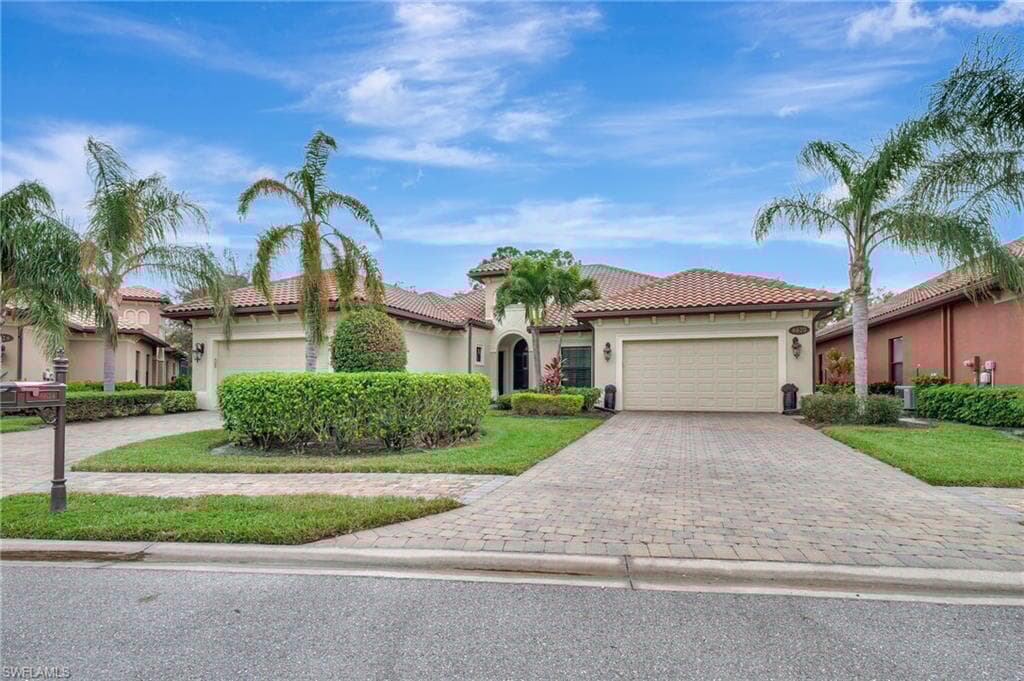 6620 Roma Way, Naples, FL 34113-5