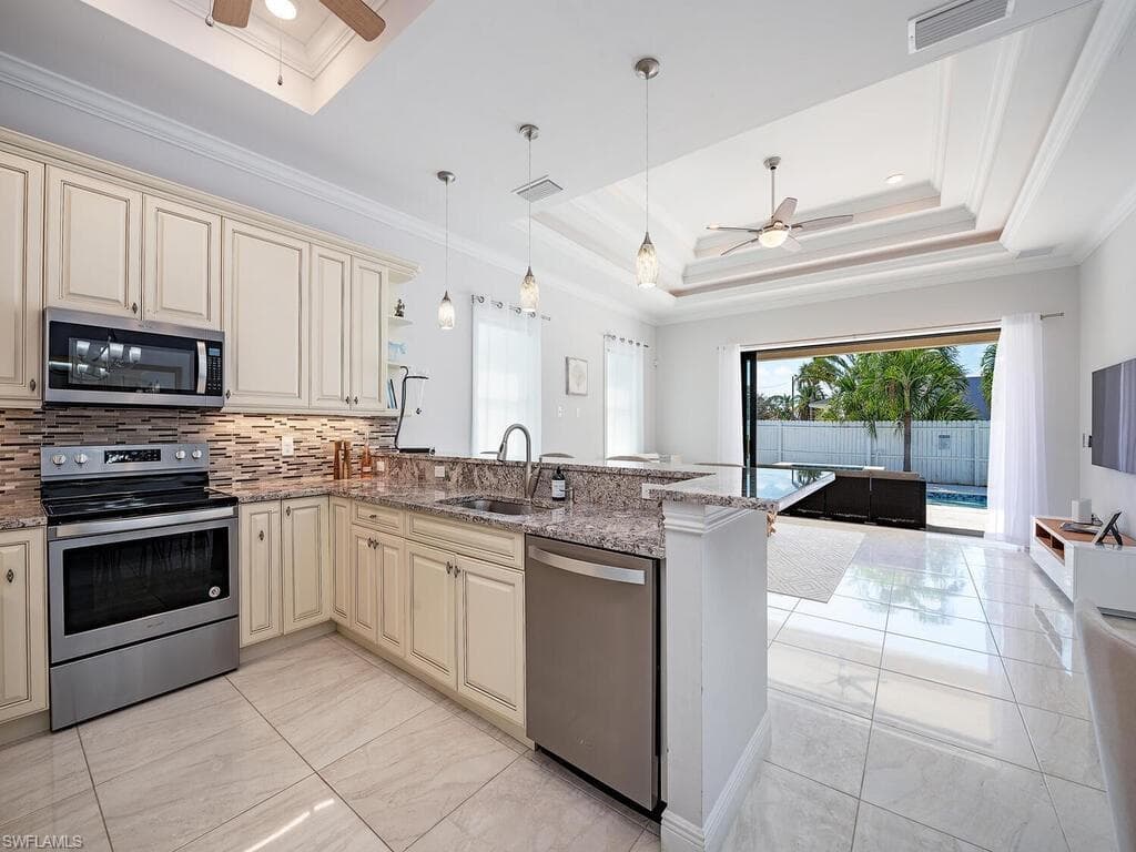 698 103rd Ave N, Naples, FL 34108-7