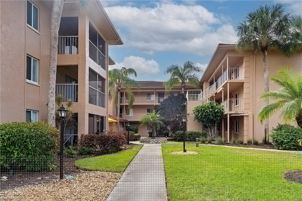1075 Foxfire Ln 310, Naples, FL 34104-27