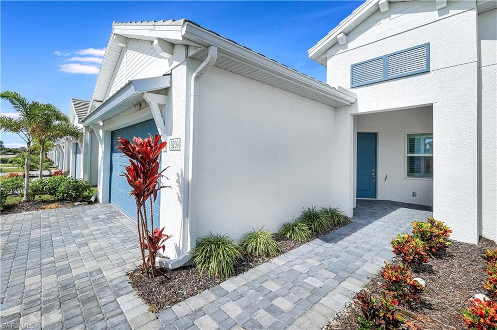 9209 Cayman Dr N, Naples, FL 34114-2