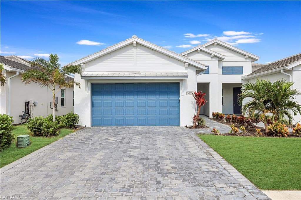 9209 Cayman Dr N, Naples, FL 34114-3