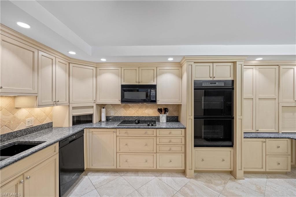 5940 Via Lugano 1-202, Naples, FL 34108-10
