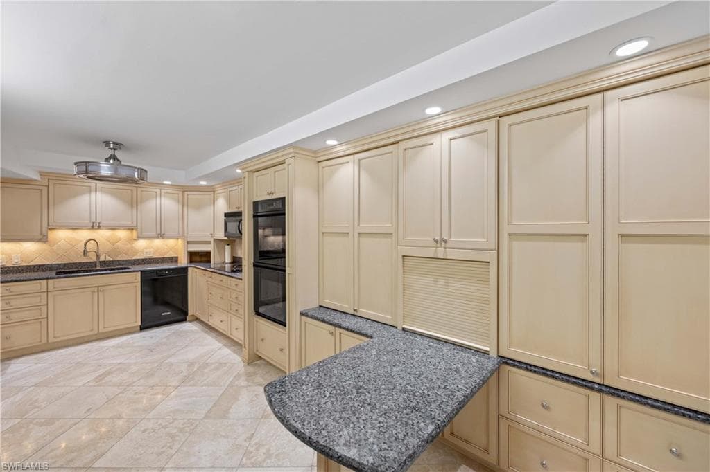 5940 Via Lugano 1-202, Naples, FL 34108-11