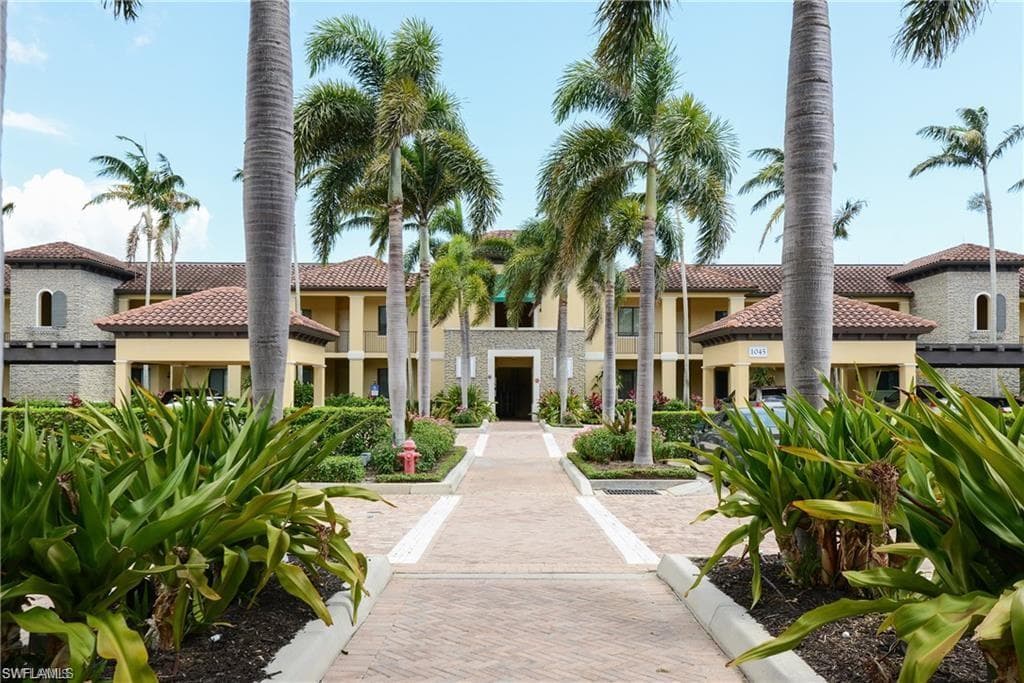 975 Sandpiper St A-104, Naples, FL 34102-6