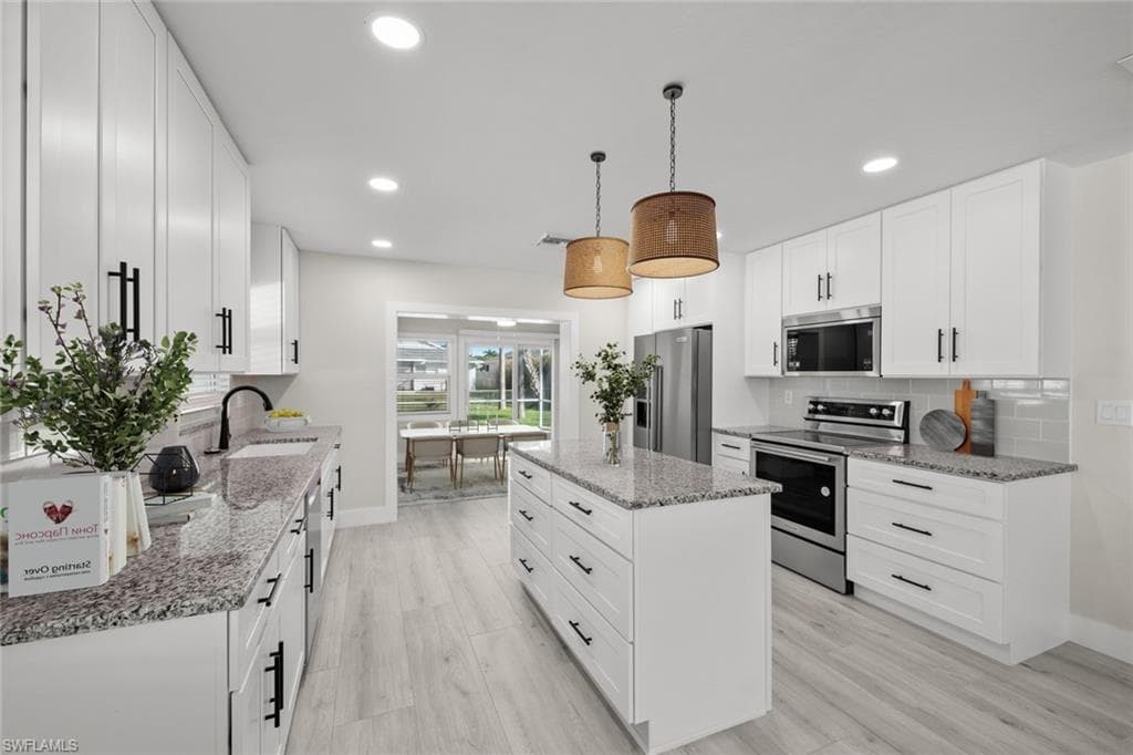 527 97th Ave N, Naples, FL 34108-7