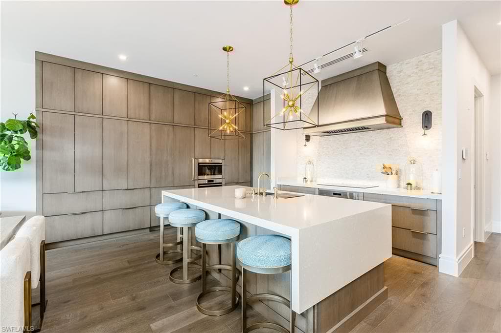505 5th Ave S 201, Naples, FL 34102-5