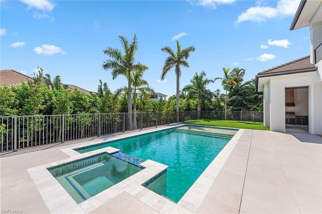 3280 Crayton Rd, Naples, FL 34103-31