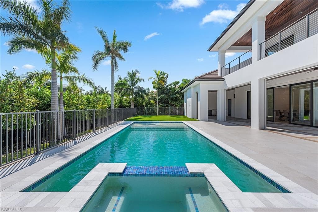 3280 Crayton Rd, Naples, FL 34103-32