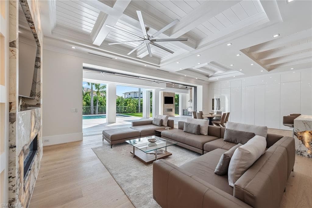 3280 Crayton Rd, Naples, FL 34103-2