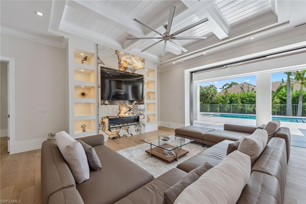 3280 Crayton Rd, Naples, FL 34103-3