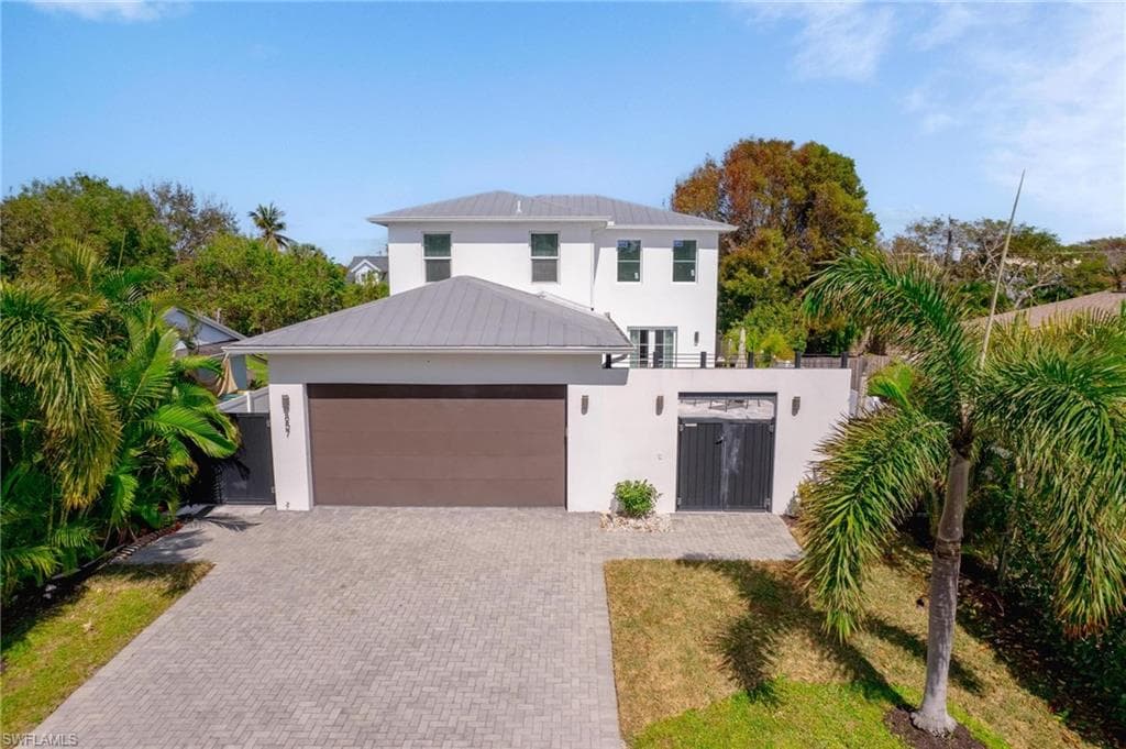 857 93rd Ave N, Naples, FL 34108-1