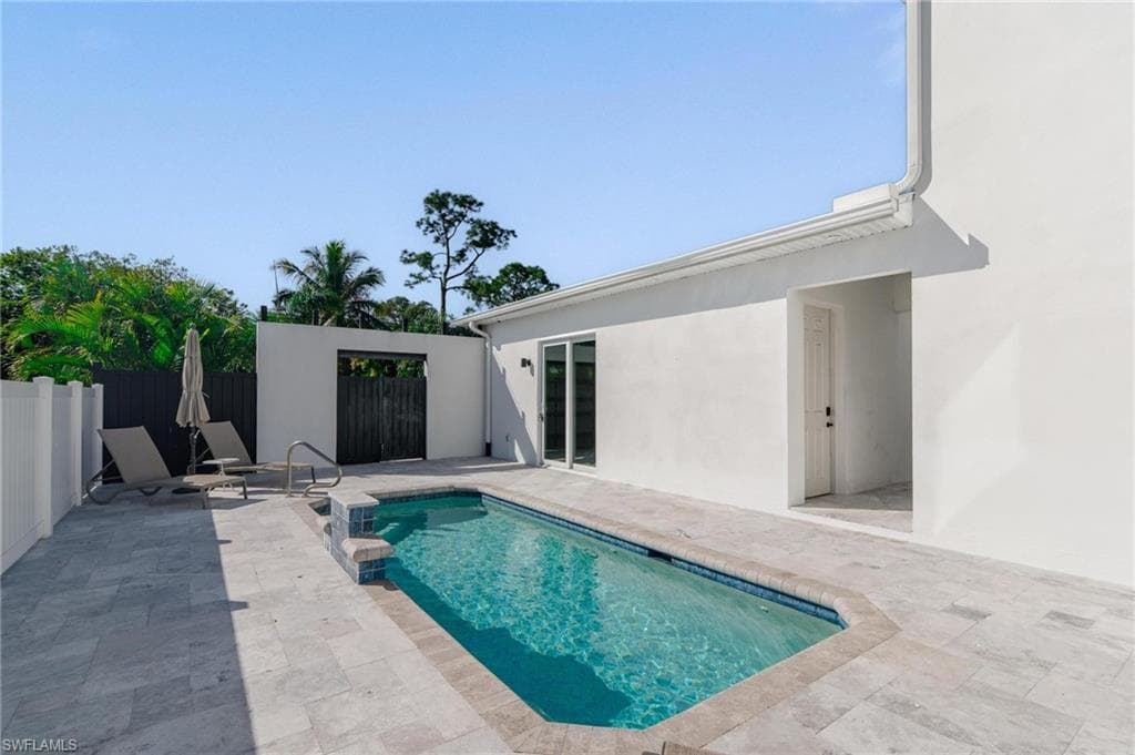 857 93rd Ave N, Naples, FL 34108-3