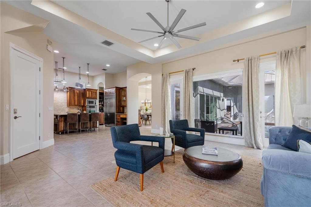 9242 Vanderbilt Dr, Naples, FL 34108-4