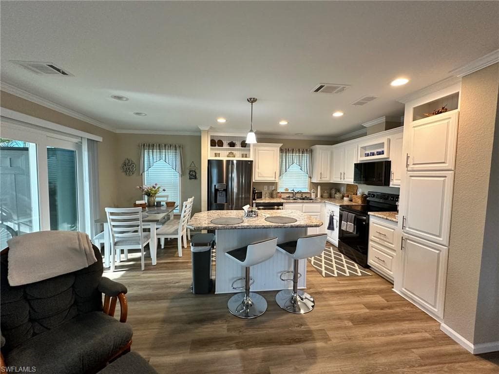 1113 Diamond Lake Cir, Naples, FL 34114-18