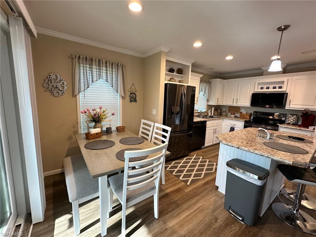 1113 Diamond Lake Cir, Naples, FL 34114-19