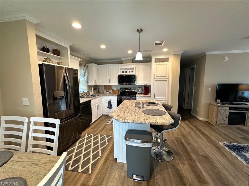 1113 Diamond Lake Cir, Naples, FL 34114-20