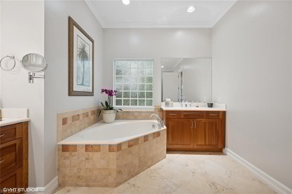 4908 Rustic Oaks Cir, Naples, FL 34105-37