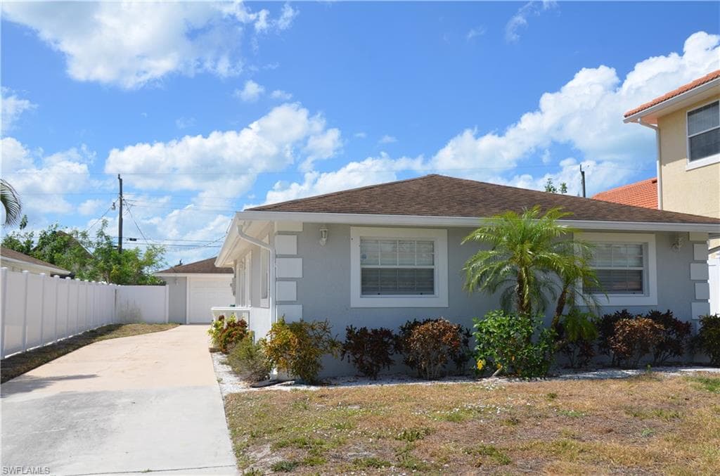 616 104th Ave N, Naples, FL 34108-1