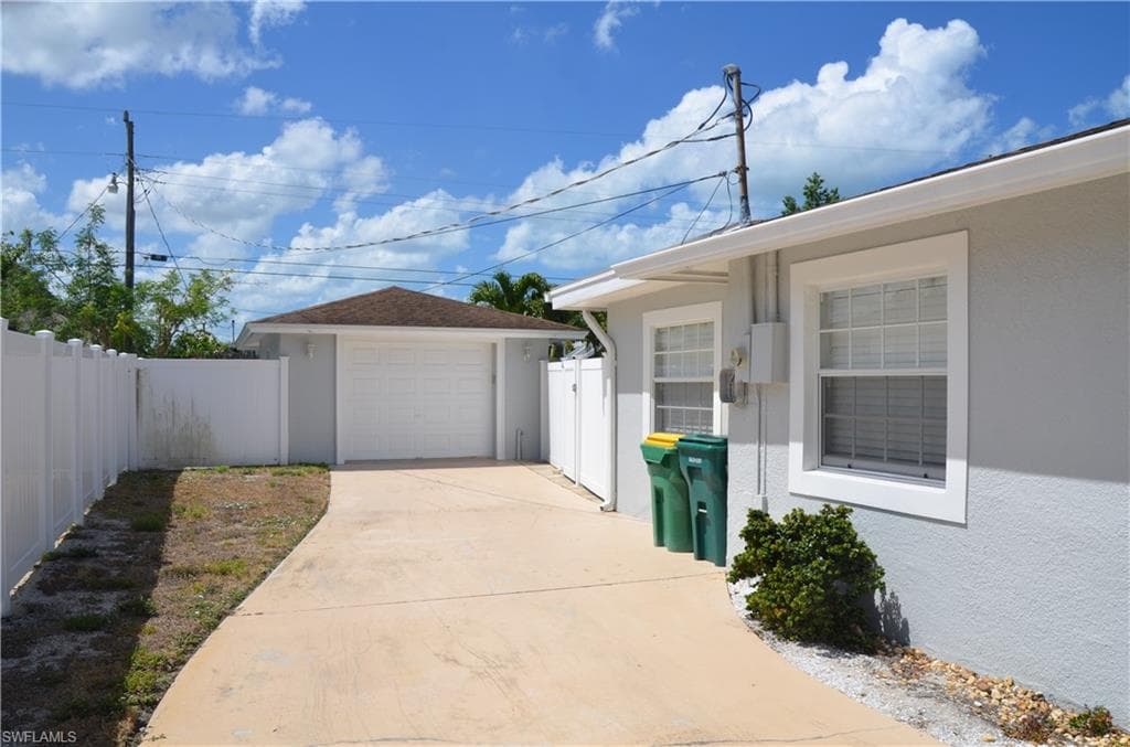 616 104th Ave N, Naples, FL 34108-3