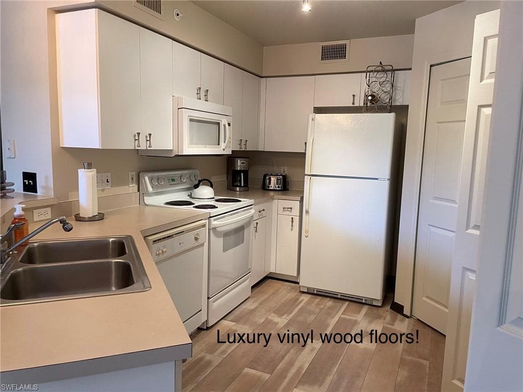 15475 Cedarwood Ln 8-202, Naples, FL 34110-5
