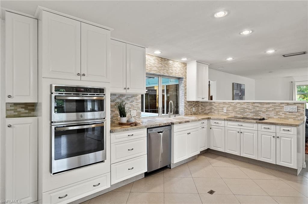 4352 Parrot Ave, Naples, FL 34104-4