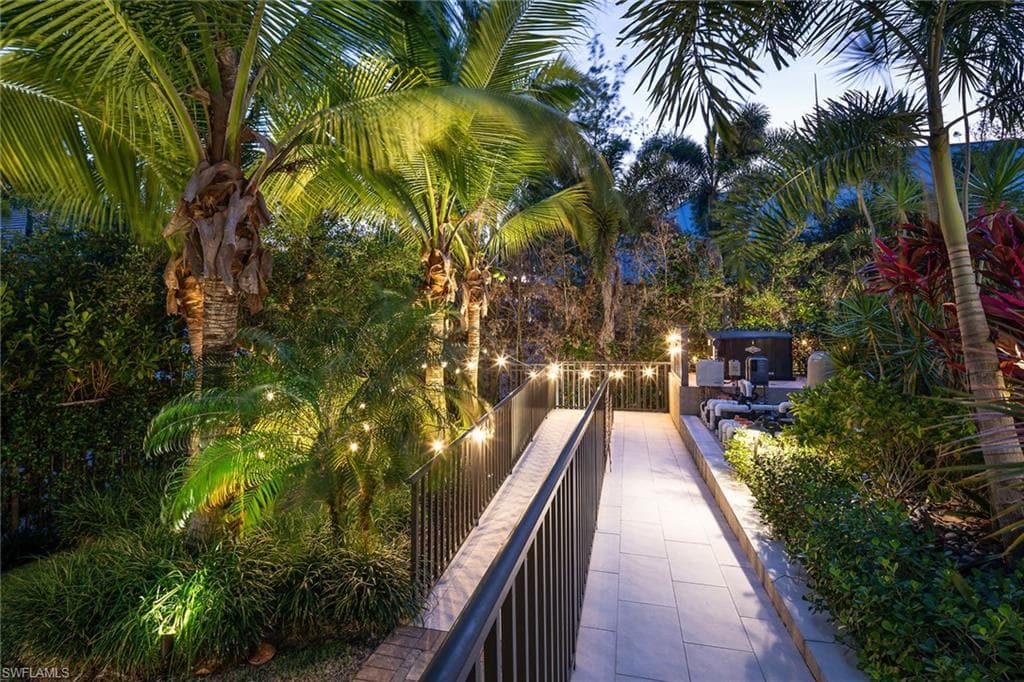 180 7th Ave S, Naples, FL 34102-9