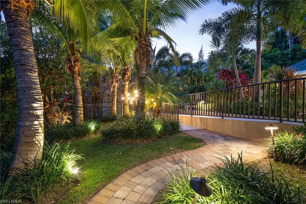 180 7th Ave S, Naples, FL 34102-10
