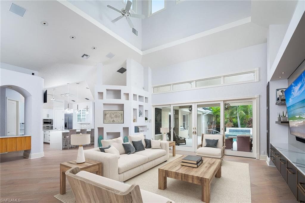 180 7th Ave S, Naples, FL 34102-18
