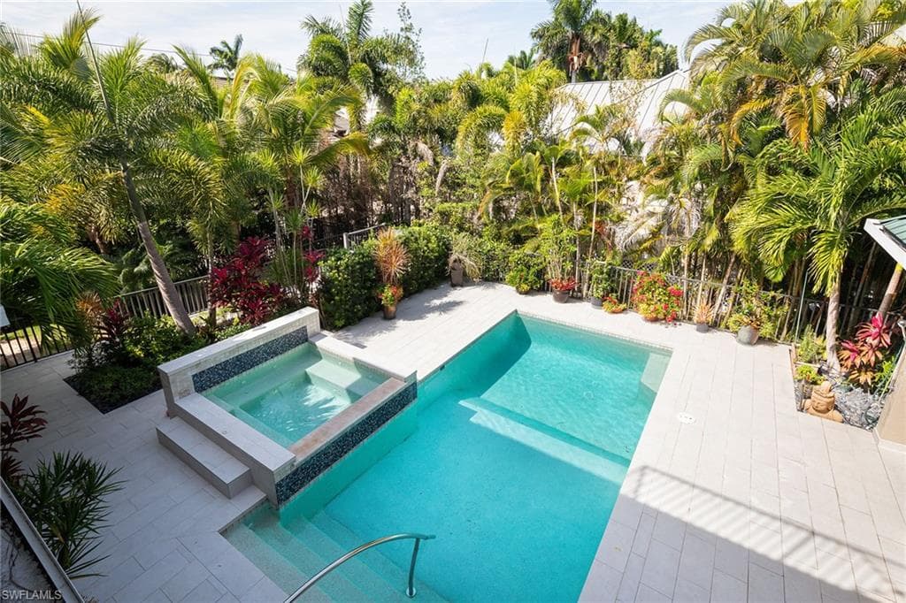 180 7th Ave S, Naples, FL 34102-32