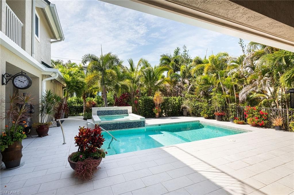 180 7th Ave S, Naples, FL 34102-37