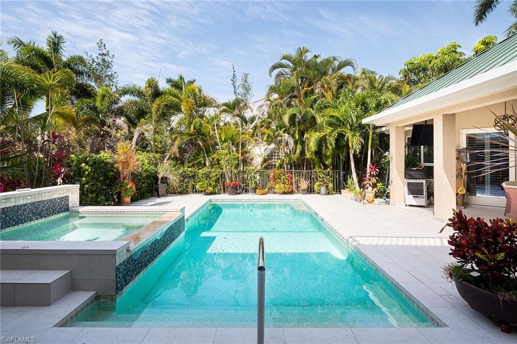 180 7th Ave S, Naples, FL 34102-39