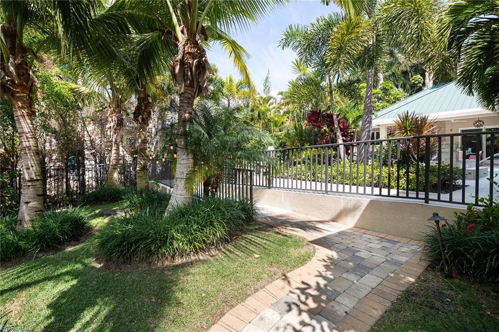180 7th Ave S, Naples, FL 34102-43