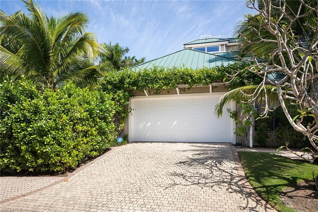 180 7th Ave S, Naples, FL 34102-45