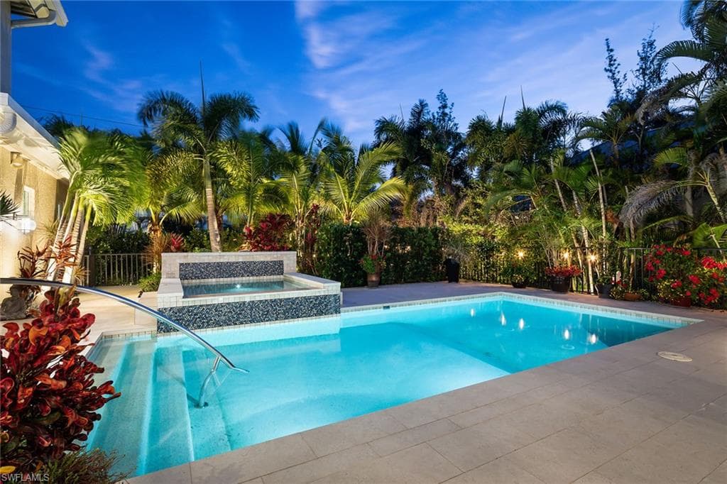 180 7th Ave S, Naples, FL 34102-5