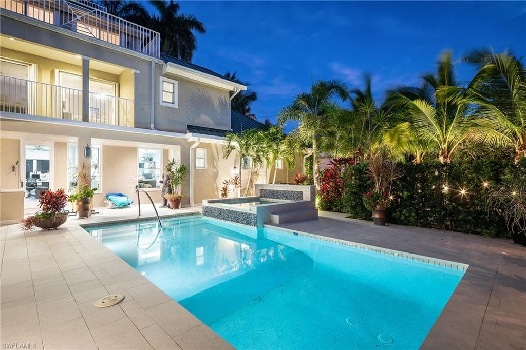 180 7th Ave S, Naples, FL 34102-7