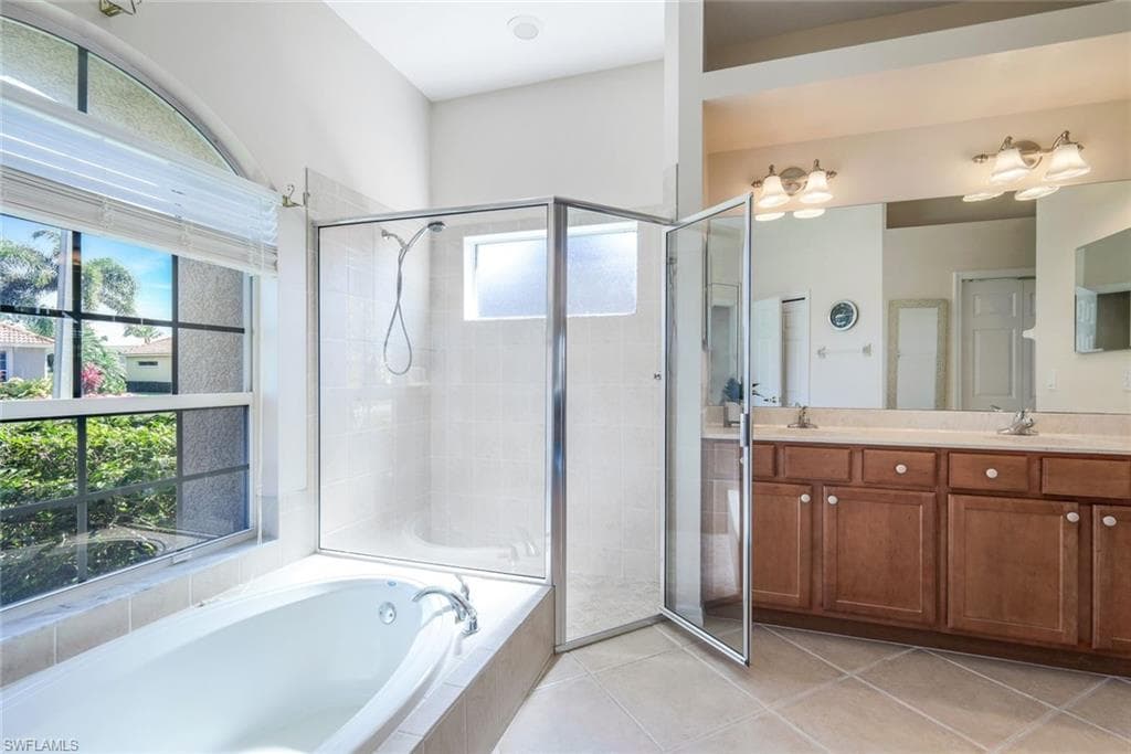 5014 Old Pond Dr, Naples, FL 34104-14