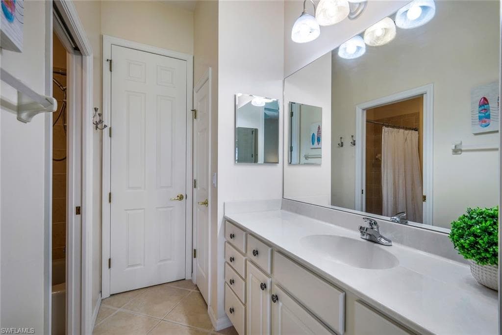 5014 Old Pond Dr, Naples, FL 34104-16