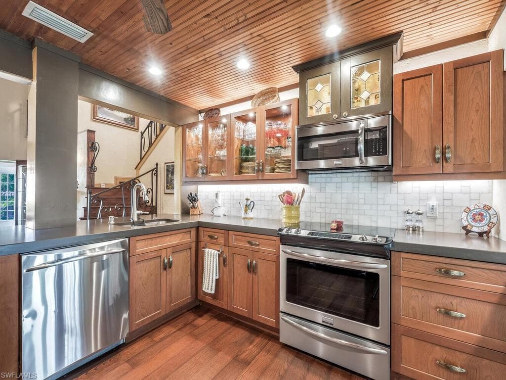 631 Serendipity Dr, Naples, FL 34108-9