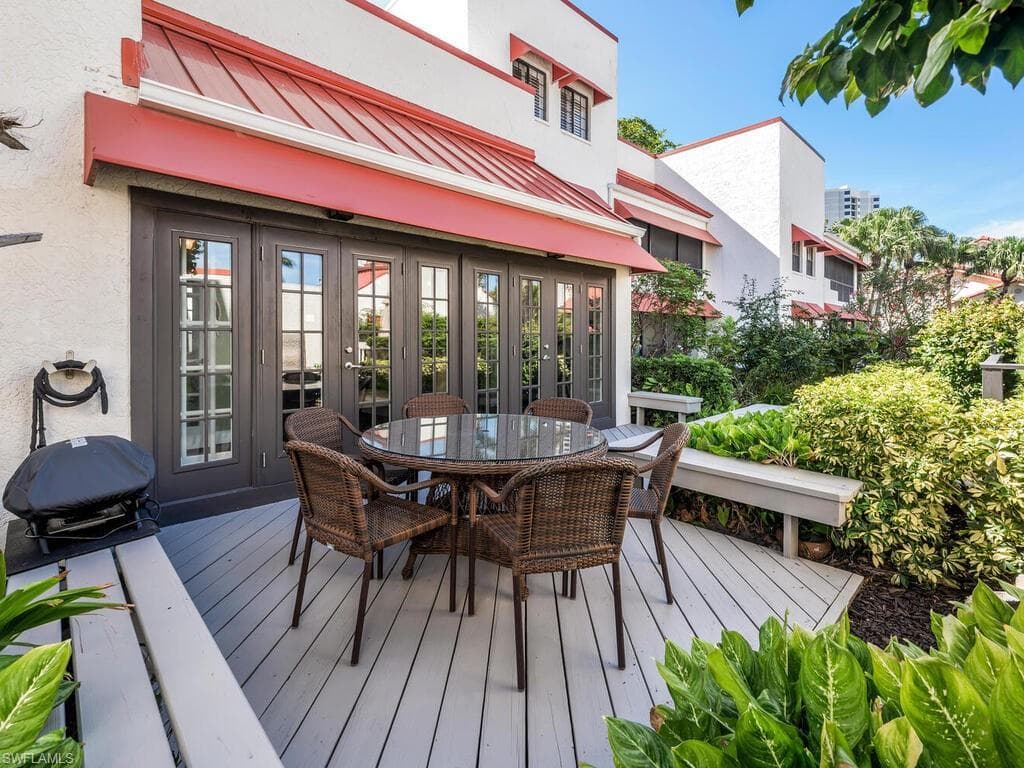 631 Serendipity Dr, Naples, FL 34108-27