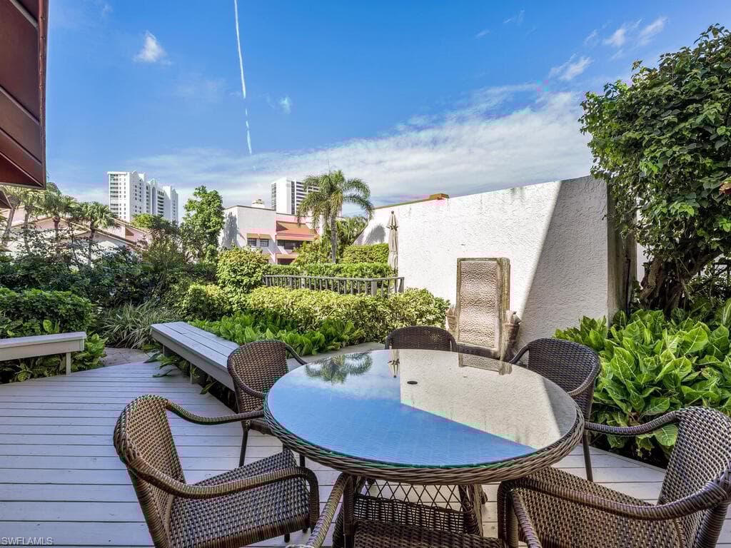 631 Serendipity Dr, Naples, FL 34108-29