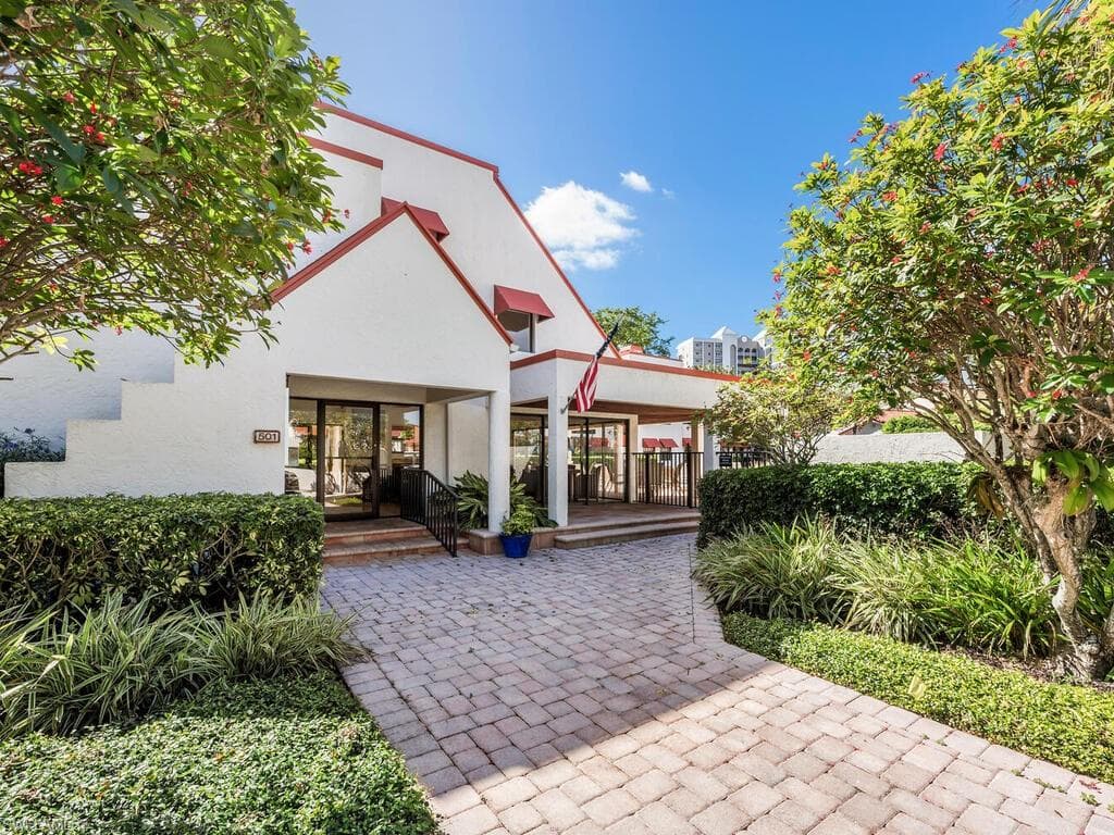 631 Serendipity Dr, Naples, FL 34108-30