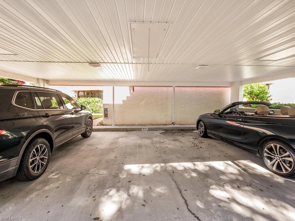 631 Serendipity Dr, Naples, FL 34108-39