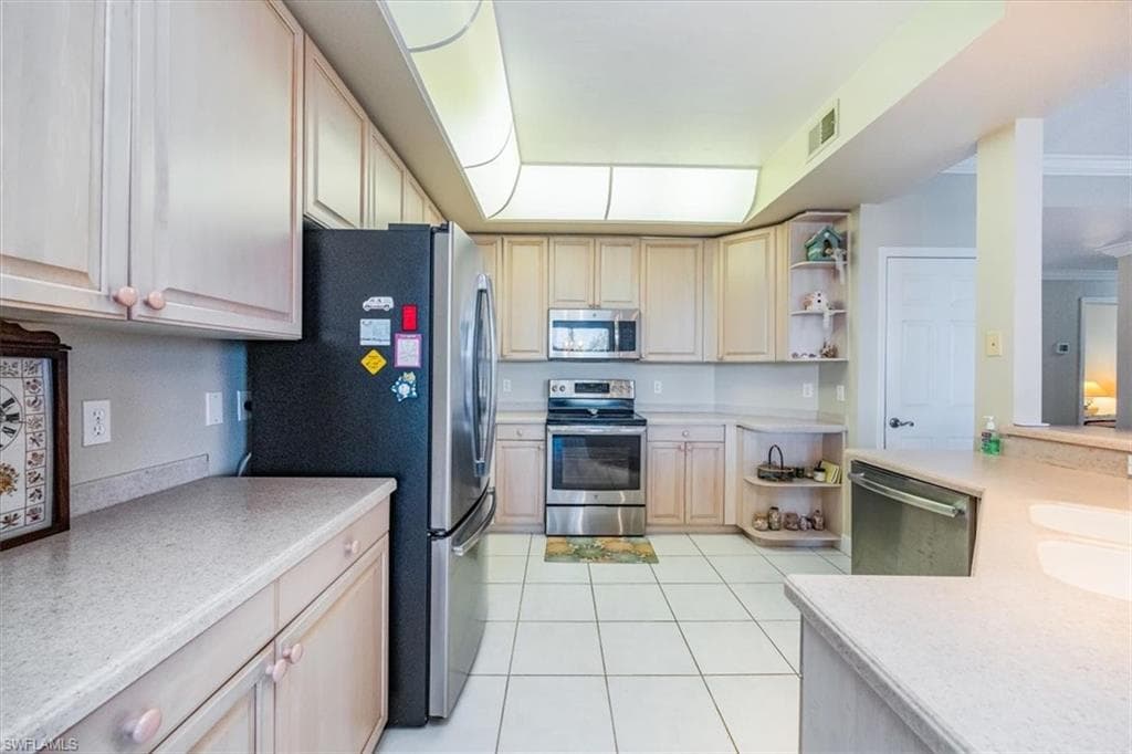 133 Vintage Bay Dr 16, Marco Island, FL 34145-8