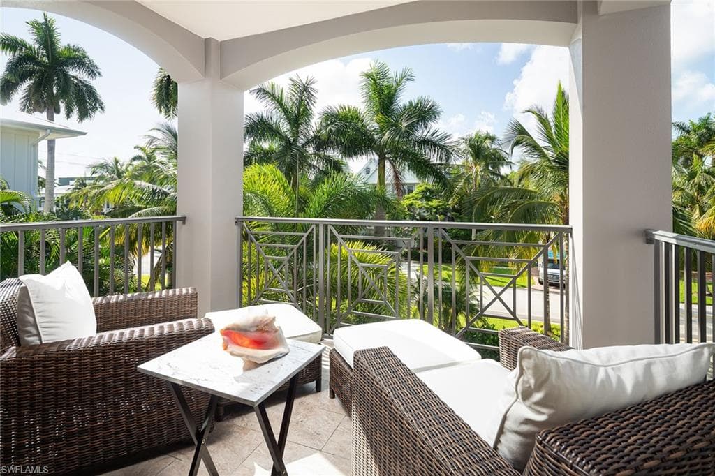 969 8th Ave S 202, Naples, FL 34102-9