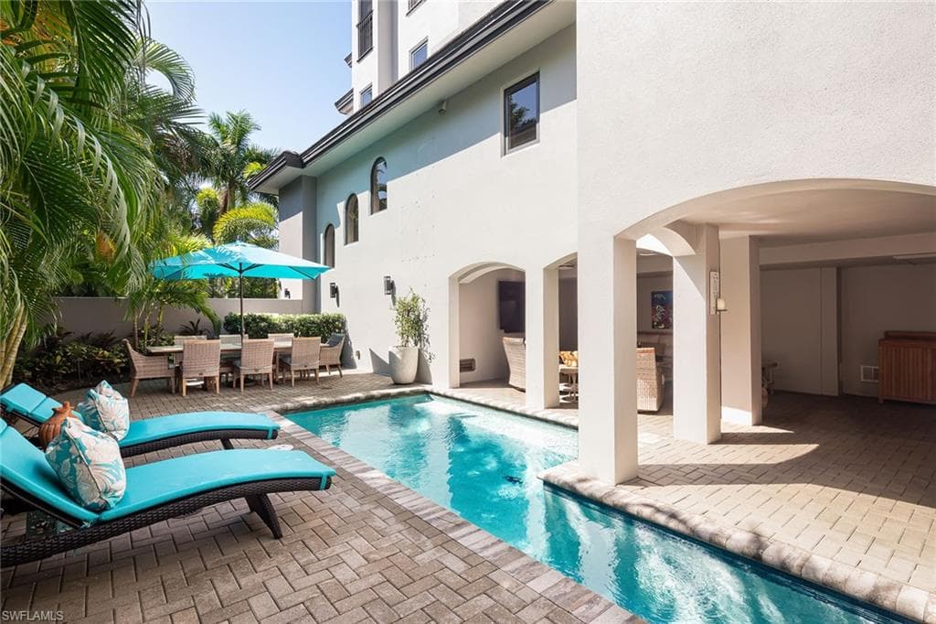 969 8th Ave S 202, Naples, FL 34102-21