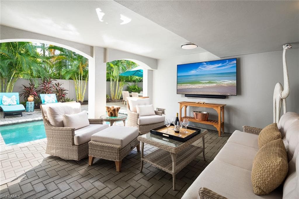 969 8th Ave S 202, Naples, FL 34102-23